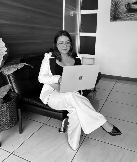 Rebeca trabajando
